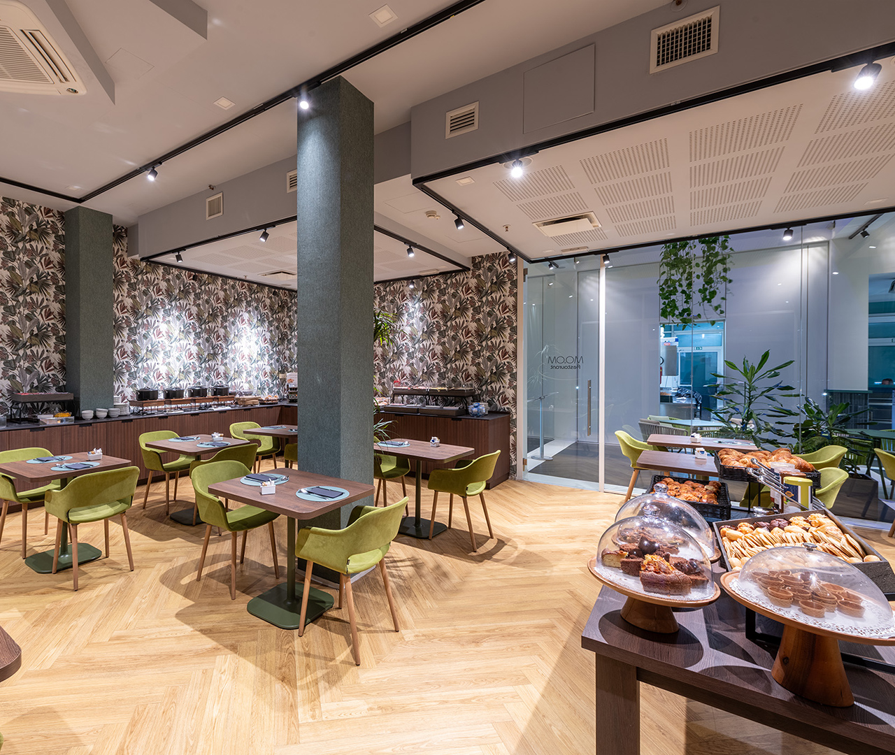 Ricco buffet per la colazione allestito nella luminosa sala ristorante