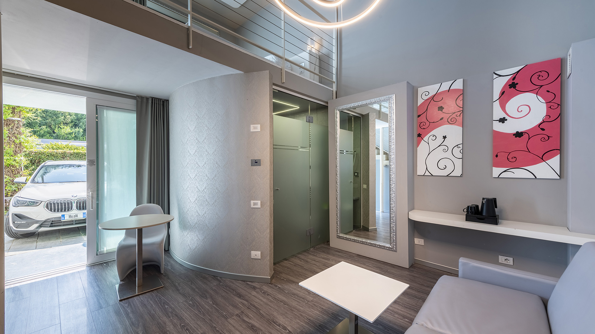 Elegante Junior Suite Deluxe: ambiente moderno e rilassante, toni chiari, divano, finestre sul parcheggio privato